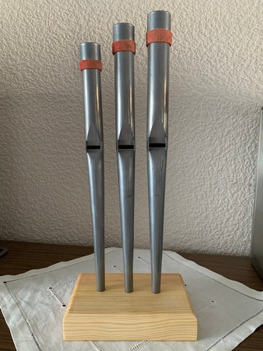 Orgelpfeifen auf holzsockel - orgelpfeifen,